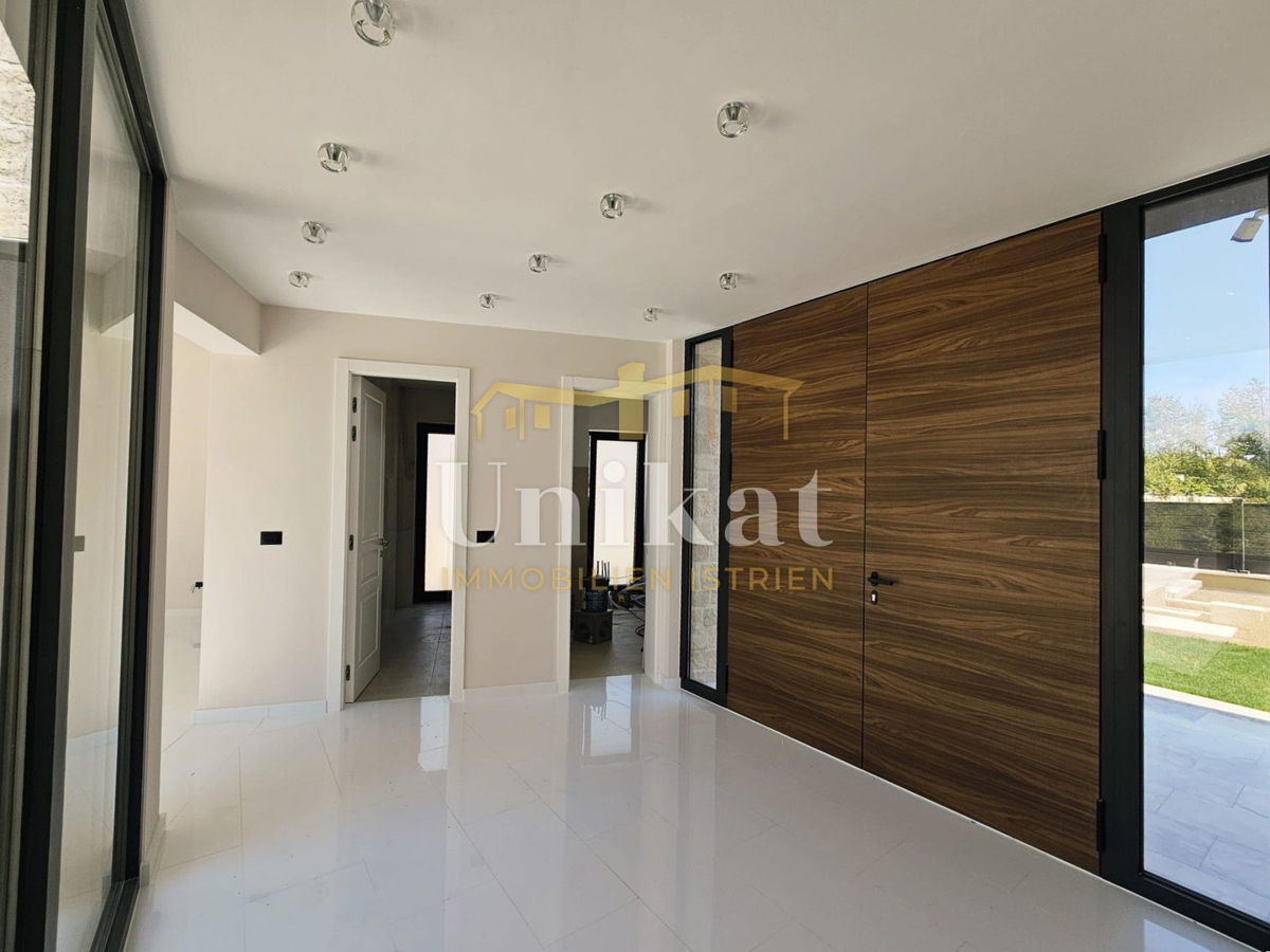 Moderna nuova costruzione con piscina vicino a Poreč